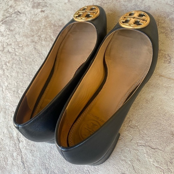 Tory Burch Black Leather Loafers‎ w/Gold Medallion Logo Women's Size 5 - Picture 6 of 10